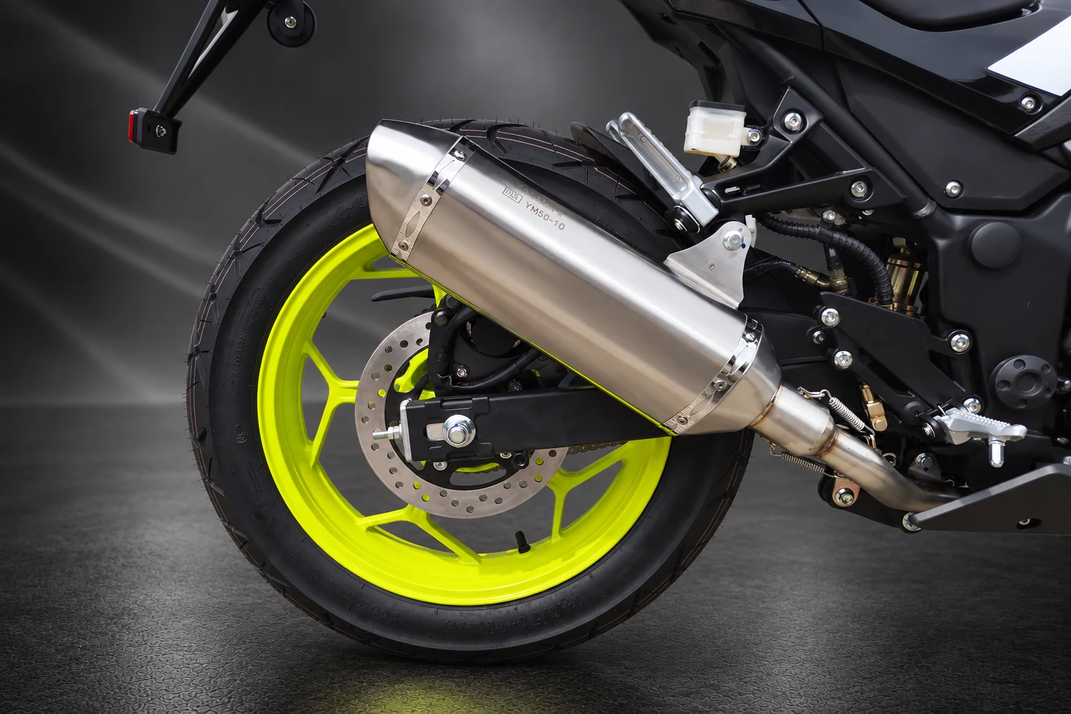 Yamasaki YM50-10 White Black Lime Exhaust